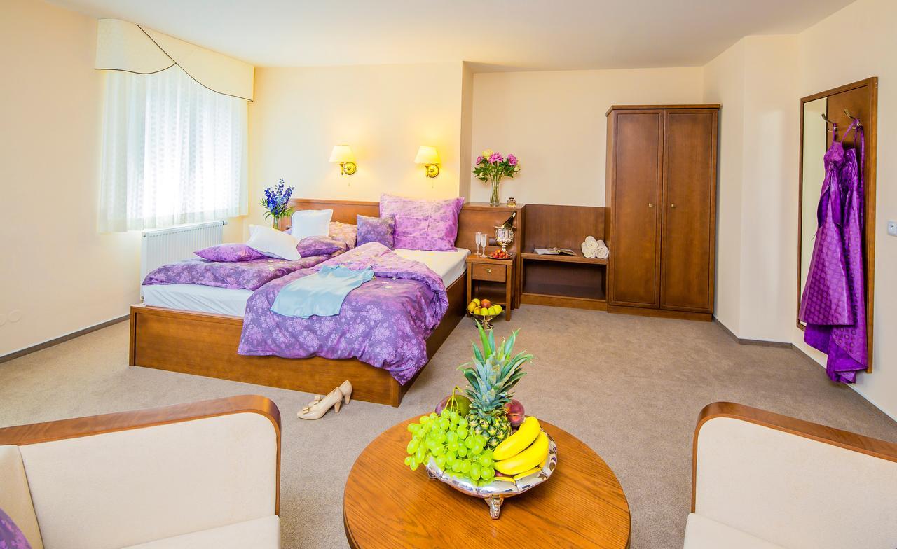 Manor House Hotell Broumov Eksteriør bilde